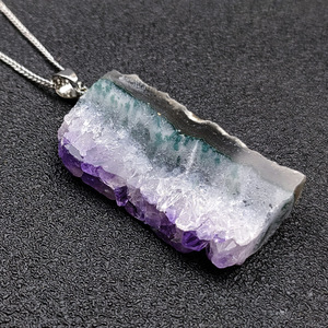 Collana con ciondolo a forma di bocciolo di ametista naturale, pendente a forma di striscia con cluster di cristalli irregolari, cordino in pelle - Product Image 4