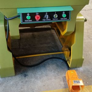 Nueva Máquina Punzonadora Mecánica J23-25T con Sistema de Alimentación Automática, Motor de Rodamientos, Alta Eficiencia para Estampado de Láminas Metálicas - Product Image 4