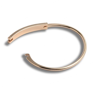 Pulsera de Lujo Moderna y Popular, Exquisita Pulsera de Oro con Dijes Personalizados con Logotipo para Mujer - Product Image 5