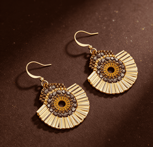 Boucles d'oreilles pendantes tissées à la main en acier plaqué or 18 carats avec perles de riz Miyuki, style ethnique bohème classique - Product Image 2