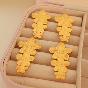Pendientes florales chapados en oro de acero de titanio, joyería elegante para mujer EH737 - Product Image 1