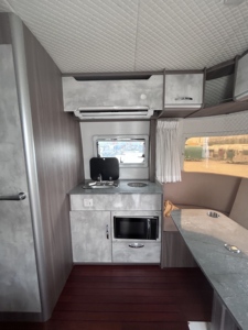 Nouvelle conception de caravane de voyage universelle, légère et pratique pour les voyages en famille et le camping en plein air - Product Image 2