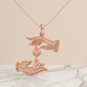 สร้อยคอจี้รูปหัวใจสีโรสโกลด์ จับมือกัน ของขวัญวันครบรอบสำหรับเธอ - Product Image 3