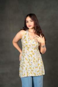 Elegante Kurti Amarillo Khushi con Cuello Halter en V, Estampado Floral Pequeño, Sin Mangas, Verano, Sin Arrugas, Secado Rápido, Ajuste Holgado, Casual, para Fiestas - Product Image 2