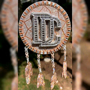 Pendentif personnalisé en moissanite avec lettre, breloque ronde sertie de cristaux et gland en plumes - Product Image 1