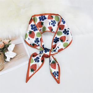 Женский Шелковый платок с принтом в виде сердца - Product Image 5