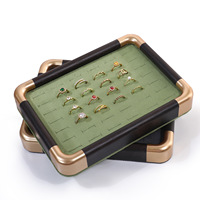 Plateau de présentation de bijoux en bois de noyer de qualité supérieure avec coins métalliques, plateau de rangement pour bagues en velours vert crème gris, 90 42 emplacements pour bagues