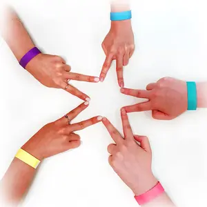 Bracelets personnalisés en Tyvek multi couleurs jetables bon marché bracelet personnalisé étanche d'entrée VIP en papier pour parc d'attractions sur le thème - Product Image 1