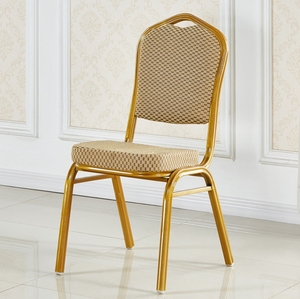 Chaise de banquet empilable en aluminium avec cadre doré et revêtement rouge - Design moderne pour appartement et salle d'événements - Product Image 2