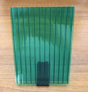 Plaque de polycarbonate alvéolaire multi-parois haute résistance, protégée contre les UV, résistante aux intempéries, pour toiture moderne de serre agricole - Product Image 1