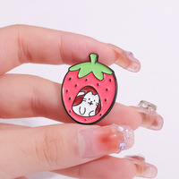 Vente en gros chaude mignon dessin animé émail tasse chat pomme ananas fraise fruits broches bijoux pour femmes