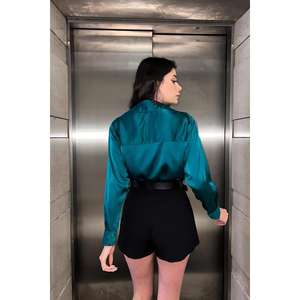 Chemise boutonnée en satin émeraude pour femme, style classique, tenue de tous les jours, chemisier à manches longues, ensemble de tenue avec short noir - Product Image 1