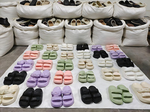 Pantoufles à double sangle EVADouble Strap Slippers légèrement défectueuses – Liquidation des stocks restants à prix réduit – Vente en gros en stock - Product Image 3