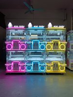 Machine à pattes pour quatre personnes pouvant accueillir des jouets en peluche, une machine de jeu de pièces de monnaie de poupée fine et une salle de jeux vidéo