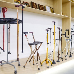 Siège de toilette mural convertible avec accoudoirs réglables en alliage d'aluminium pour personnes âgées et femmes enceintes - Product Image 4