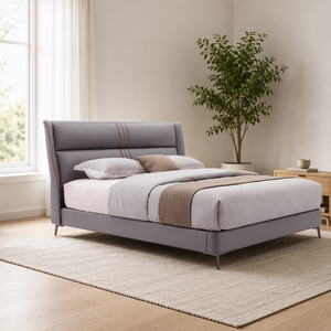 Cabecera Acolchada con Diseño de Alas, Base de Plataforma Baja, Tapizada en Tela Gris, Patas de Metal, para Recámara Principal de Hotel - Product Image 1