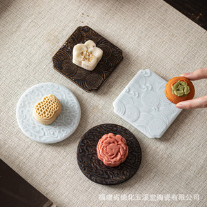 Soucoupe à thé carrée en céramique avec motif de nuages porte-bonheur en relief pour le service de desserts de mariage, porcelaine du Fujian - Product Image 4