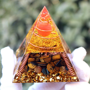 Ornement en résine époxy cristalline en forme de pyramide avec bobine de cuivre et boule rouge, décoration de bureau Feng Shui pour salon - Product Image 2