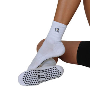 Chaussettes de yoga antidérapantes en coton avec logo brodé personnalisé, chaussettes de pilates antidérapantes pour femmes, beige et blanc café, personnalisables - Product Image 4