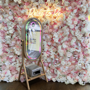 Photomaton ovale en bois avec miroir magique - Finition chêne vintage, miroir de 40 pouces et écran tactile de 21,5 pouces. - Product Image 1