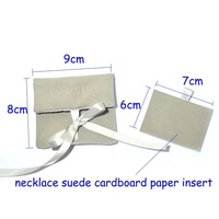 Pochette cadeau en suède personnalisée avec logo en relief 2026, pour bijoux, avec insert pour collier et boucles d'oreilles