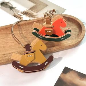 Llavero de lujo al por mayor de cuero PU con diseño de caballo balancín, accesorios hechos a mano, pequeño caballo, colgante de moda duradero para bolso de mujer - Product Image 3