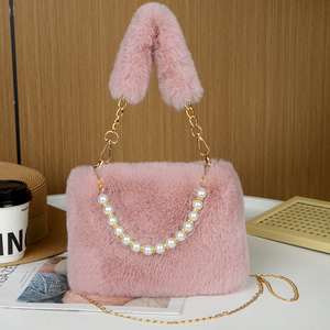 Borsa a tracolla in pelliccia sintetica di coniglio, nuova moda autunno inverno, con perle, versatile, con catena, da donna. - Product Image 1