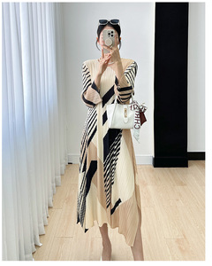 Ultimo <span class=keywords><strong>nero</strong></span> <span class=keywords><strong>e</strong></span> <span class=keywords><strong>bianco</strong></span> pieghe Miyake vestito coreano taglie forti gonna lunga dritta <span class=keywords><strong>donna</strong></span> fiore elegante festa aderente abito Casual - Product Image 6