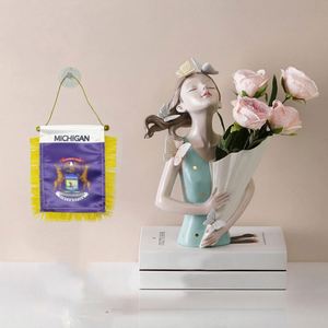 ธงผ้าซาตินรูปสามเหลี่ยมแบบกำหนดเองของรัฐมิชิแกน พิมพ์ลายดิจิทัล ธงขนาดเล็กสำหรับรถยนต์ พู่สีเหลือง ทำจากโพลีเอสเตอร์พลาสติก สำหรับใช้กับยานยนต์ - Product Image 2