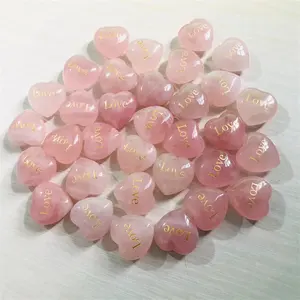 Nuovi arrivi intagliato love crystal crafts natural pink rose quartz pietra a forma di cuore con rune d'amore per regalo