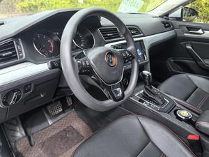 Voiture d'occasion très demandée : Volkswagen Lamando 280TSI DSG Comfort <span class=keywords><strong>2018</strong></span>, berline <span class=keywords><strong>essence</strong></span> 150 ch, 7DCT, style coupé sportif - Product Image 2