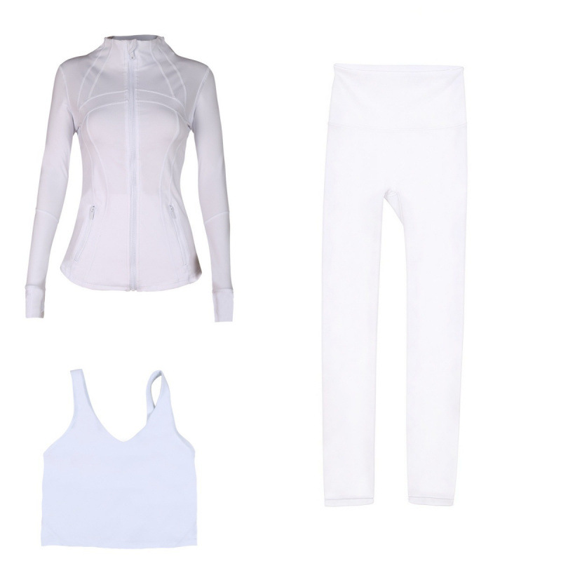 Veste de costume blanche, soutien-gorge et pantalon