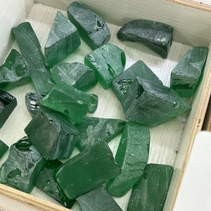 Pierre brute de tsavorite verte YAG créée en laboratoire, grenat synthétique d'yttrium et d'aluminium, matière première pour la fabrication de bijoux - Product Image 5