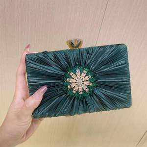 กระเป๋าถือปักลายดอกไม้ประดับมุก งานพรอม ปี 2025 กระเป๋าคลัทช์หรูหราสำหรับงานแต่งงาน สไตล์จีน ประดับคริสตัล - Product Image 4