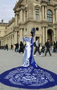 <span class=keywords><strong>Robe</strong></span> de scène <span class=keywords><strong>haute</strong></span> <span class=keywords><strong>couture</strong></span> Jianyunchang, motifs découpés au couteau du patrimoine culturel immatériel chinois, impression numérique indigo <span class=keywords><strong>haute</strong></span> résistance - Product Image 3