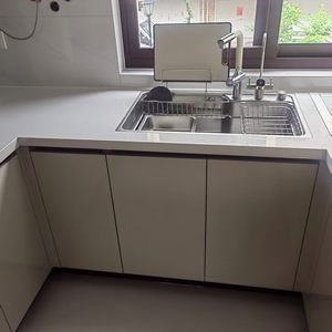 Armoires de cuisine en bois modernes sans poignées, finition haute brillance, directement de l'usine, pour projets d'appartements contemporains - Product Image 3