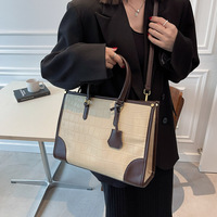 Sac fourre-tout vintage à motif grain de pierre et empiècements contrastants, grand espace, porté main ou épaule, pour femme