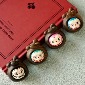 Perles en bois rondes en bois de santal avec visage de dessin animé pour la fabrication de bracelets, cadeau pour la maison ou le bureau - Product Image 1