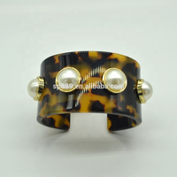 Vente en gros d'accessoires simples et élégants en écaille de tortue pour femmes Bracelet manchette en acétate blanc en forme d'ongle Fêtes Mariages