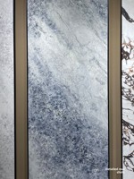 Dinding TV Ruang Tamu dengan Batu Slab Besar Warna Biru Mewah Modern