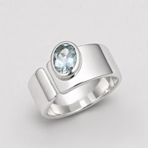 แหวนเงินแท้ 925 ประดับพลอยโทแพซสีฟ้า - ทรงรี ฝังบนวงแหวนขัดเงา - Product Image 1