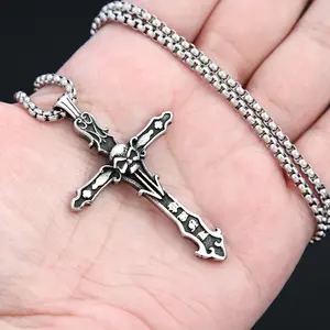 Nouveau rétro personnalité conception jésus croix crâne amulette collier Rock cadeau décontracté catholique chrétien collier pour hommes femmes