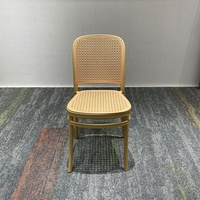 Moderne Leichtgewichtige Stapelbare Kunststoff-Esszimmerstühle Langlebige Webmuster-Harzstühle für Boutique-Restaurants Außenbereich Garten