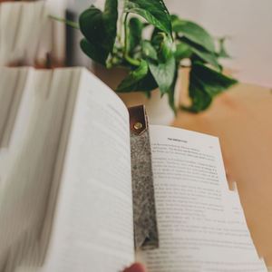 Marcapáginas Clásico de Fieltro con Cuero PU, Marcadores de Páginas de Estilo Retro, Regalos Únicos de Lectura para Amantes de los Libros - Product Image 3
