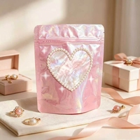 Pochette d'emballage refermable à fermeture éclair holographique rose brillant avec logo personnalisé, bordure perlée et fenêtre transparente en forme de cœur pour bijoux
