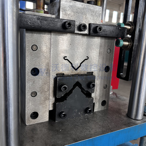 Machine universelle de poinçonnage et de formage de colonnes d'étagères pour la fabrication de cadres de piliers d'étagères de stockage en entrepôt - Product Image 5