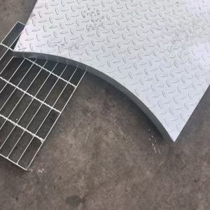 ตะแกรงเหล็กชุบสังกะสีสำหรับปิดท่อระบายน้ำ วัสดุก่อสร้างโลหะเคลือบแข็งแรงทนทานสำหรับงานระบายน้ำและงานหลังคา - Product Image 2