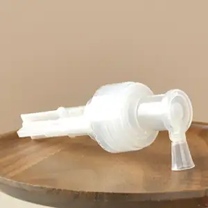 Venta al por mayor eliminación de polvo embalaje cosmético botella de spray de polvo de plástico bajo MOQ 110ml 180ml bomba de pulverización