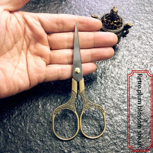 Ciseaux de broderie vintage en acier inoxydable, à pointe aiguisée, avec motifs floraux ajourés, mini ciseaux de couture et de loisirs créatifs pour DIY - Product Image 5
