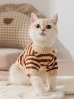 Gilet en polaire doux à rayures pour chat, collection automne-hiver, en polyester, anti-chute de poils, confortable pour la maison, vêtements personnalisés pour animaux de compagnie